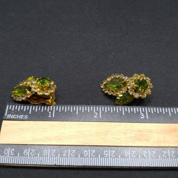 Weiss Green Clear Rhinestone Earrings, Gold Plated, 1960s Vintage Jewelry - Picture 7 of 10